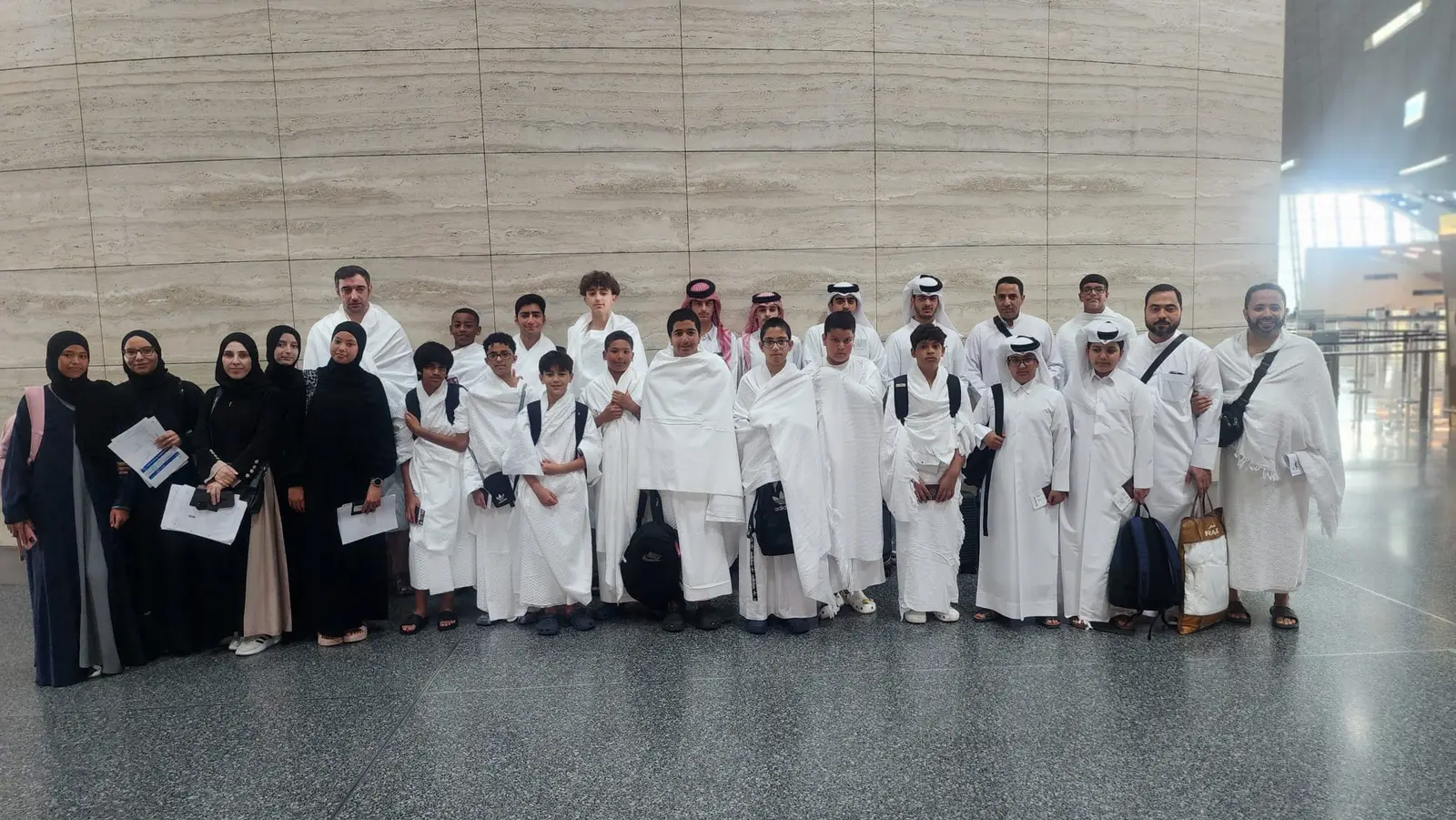 وفد الطلاب والمعلمين في ملابس الإحرام
