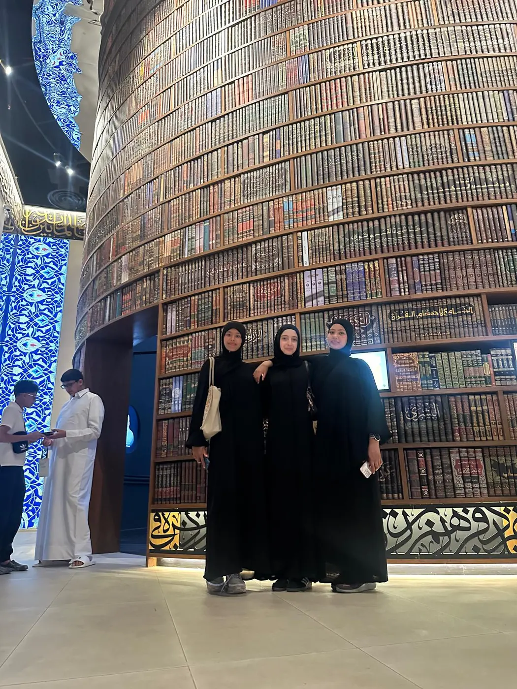 أعضاء من الوفد أمام مكتبة تراثية